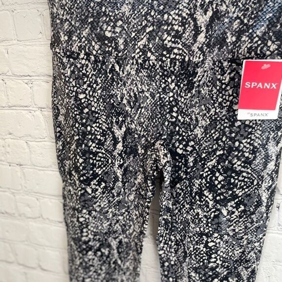 Spanx Faux Leather Snake Shine Leggings Size Medium NWT - Picture 3 of 13